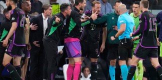 Los jugadores del Bayern de Múnich discuten con el árbitro Szymon Marciniak al final del partido de vuelta. (Foto AP/Manu Fernández)