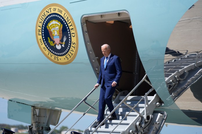 El presidente Joe Biden llega al Aeropuerto Internacional Mitchell de Milwaukee, el miércoles 8 de mayo de 2024, en Milwaukee. (AP Foto/Evan Vucci)