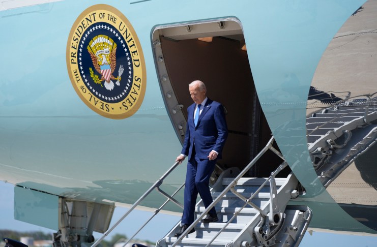 El presidente Joe Biden llega al Aeropuerto Internacional Mitchell de Milwaukee, el miércoles 8 de mayo de 2024, en Milwaukee. (AP Foto/Evan Vucci)