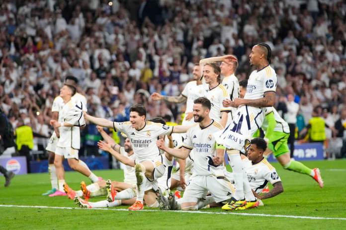 Los jugadores del Real Madrid celebran al final del partido de vuelta de la semifinal de la Liga de Campeones. (Foto AP/Manu Fernández)