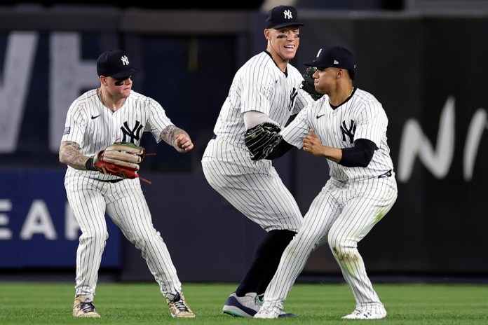 Aaron Judge, centro, Juan Soto y Alex Verdugo, de los Yankees de Nueva York, izquierda, celebran después de que los Yankees derrotaron a los Astros de Houston en un partido de béisbol el miércoles 8 de mayo de 2024 en Nueva York. (Foto AP/Adam Hambre)