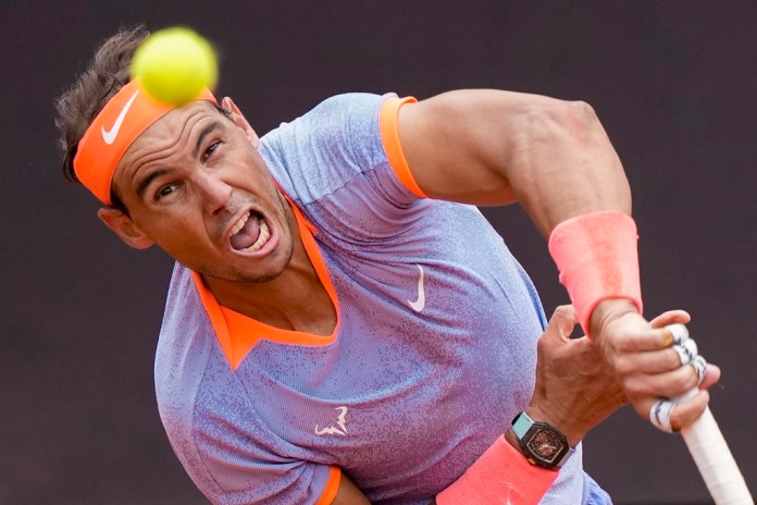 Rafael Nadal saca ante Zizou Bergs en el Abierto de Italia, el jueves 9 de mayo de 2024. (AP Foto/Andrew Medichini)