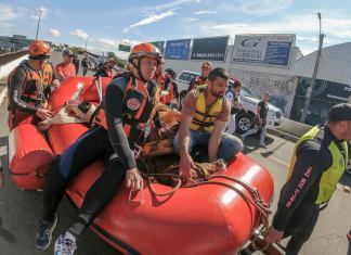 Bomberos transportan en una balsa a un caballo tras rescatarlo de un tejado, donde quedó atrapado durante por las inundaciones en Brasil. (AP Foto/Wesley Santos)