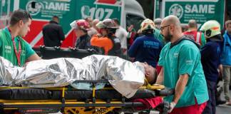Los paramédicos transportan a viajeros heridos después de que dos trenes chocaran en Buenos Aires, Argentina, el viernes 10 de mayo de 2024. (AP Foto/Natacha Pisarenko)