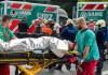 Los paramédicos transportan a viajeros heridos después de que dos trenes chocaran en Buenos Aires, Argentina, el viernes 10 de mayo de 2024. (AP Foto/Natacha Pisarenko)