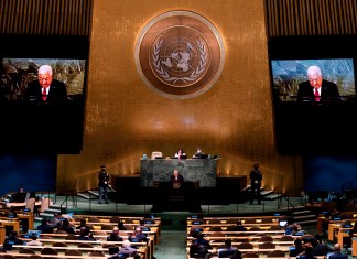 ARCHIVO - El presidente palestino Mahmud Abás toma la palabra durante la 77ma sesión de la Asamblea General de Naciones Unidas, el 23 de septiembre de 2022, en la sede de la ONU. (AP Foto/Julia Nikhinson, archivo)