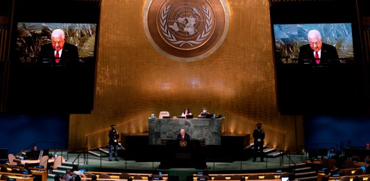 ARCHIVO - El presidente palestino Mahmud Abás toma la palabra durante la 77ma sesión de la Asamblea General de Naciones Unidas, el 23 de septiembre de 2022, en la sede de la ONU. (AP Foto/Julia Nikhinson, archivo)