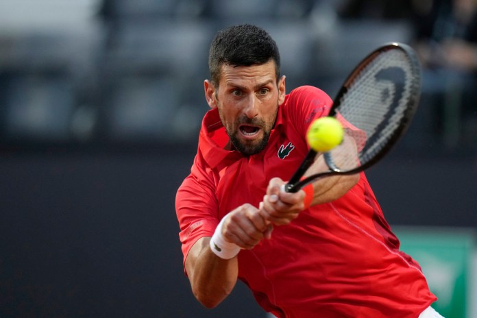 El serbio Novak Djokovic regresa la bola en el encuentro ante el francés Corentin Moutet en el Abierto de Italia en Roma el viernes 10 de mayo del 2024. (AP Foto/Alessandra Tarantino)