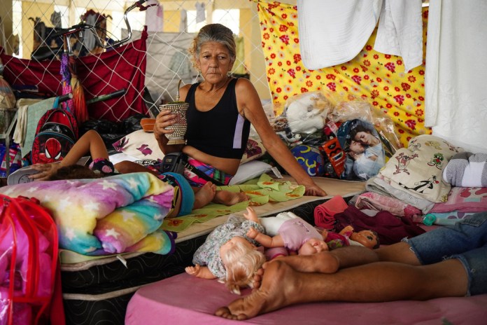 Residentes descansan en un albergue improvisado para personas que perdieron su casa debido a las inundaciones, en Canoas, en el estado de Río Grande do Sul, Brasil, el 8 de mayo de 2024. (AP Foto/Carlos Macedo)