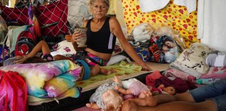 Residentes descansan en un albergue improvisado para personas que perdieron su casa debido a las inundaciones, en Canoas, en el estado de Río Grande do Sul, Brasil, el 8 de mayo de 2024. (AP Foto/Carlos Macedo)