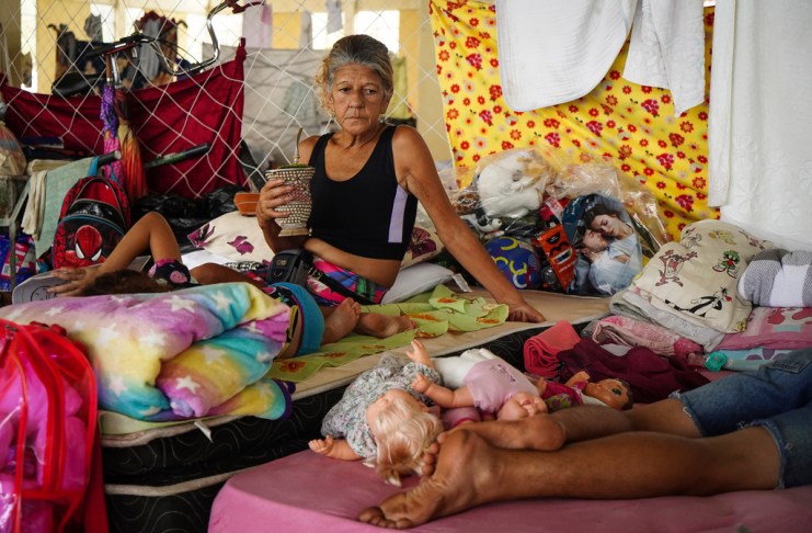 Residentes descansan en un albergue improvisado para personas que perdieron su casa debido a las inundaciones, en Canoas, en el estado de Río Grande do Sul, Brasil, el 8 de mayo de 2024. (AP Foto/Carlos Macedo)