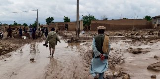 Varias personas visitan la zona donde las intensas inundaciones destruyeron viviendas y dejaron numerosos fallecidos, en la provincia de Baghlan, en el norte de Afganistán, el 11 de mayo de 2024. (AP Foto/Mehrab Ibrahimi)