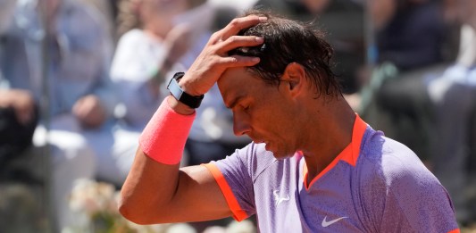 El español Rafael Nadal abandona la cancha tras perder en la tercera ronda del Abierto de Italia ante el polaco Hubert Hurkacz el sábado 11 de mayo del 2024. (AP Foto/Gregorio Borgia)