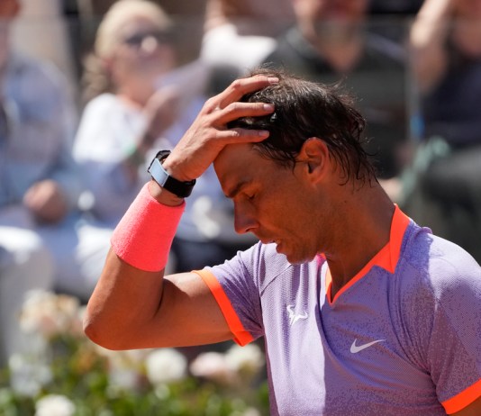 El español Rafael Nadal abandona la cancha tras perder en la tercera ronda del Abierto de Italia ante el polaco Hubert Hurkacz el sábado 11 de mayo del 2024. (AP Foto/Gregorio Borgia)