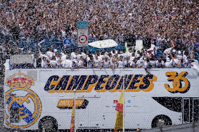 Los jugadores del Real Madrid celebran en la Plaza de Cibeles, una semana después de coronarse campeones de la Liga de España, el domingo 12 de mayo de 2024. (AP Foto/Paul White)