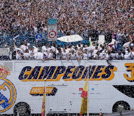 Los jugadores del Real Madrid celebran en la Plaza de Cibeles, una semana después de coronarse campeones de la Liga de España, el domingo 12 de mayo de 2024. (AP Foto/Paul White)