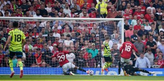 Leandro Trossard (centro) anota el gol de Arsenal en la victoria 1-0 ante el Manchester United en la Liga Premier, el domingo 12 de mayo de 2024. (AP Foto/Dave Thompson)