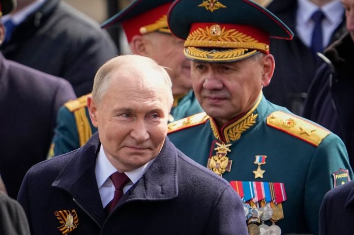 El presidente ruso Vladimir Putin y el ministro de Defensa ruso, Sergei Shoigu. (Foto AP/Alexander Zemlianichenko, archivo)