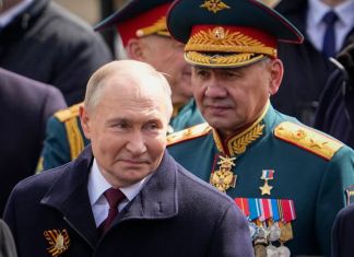 El presidente ruso Vladimir Putin y el ministro de Defensa ruso, Sergei Shoigu. (Foto AP/Alexander Zemlianichenko, archivo)