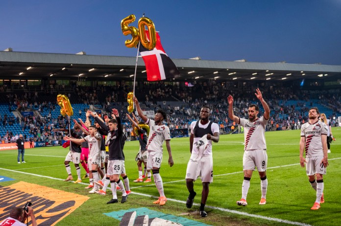 Los jugadores del Bayer Leverkusen festejan tras la victoria 5-0 ante Bochum en la Bundesliga, estirando a 50 partidos su racha invicta en todas las competiciones, el domingo 12 de mayo de 2024. (David Inderlied/dpa vía AP)