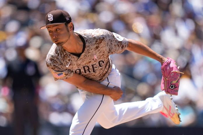 El abridor de los Padres de San Diego, Yu Darvish, trabaja contra un bateador de los Dodgers de Los Ángeles durante la tercera entrada de un juego de béisbol, el domingo 12 de mayo de 2024, en San Diego. (Foto AP/Gregory Bull)