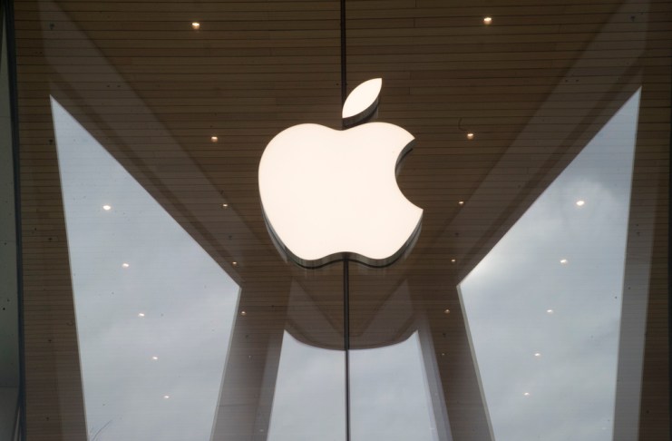 ARCHIVO - El logo de Apple es exhibido en una tienda de Apple, el 3 de enero de 2019. (AP Foto/Mary Altaffer, archivo)