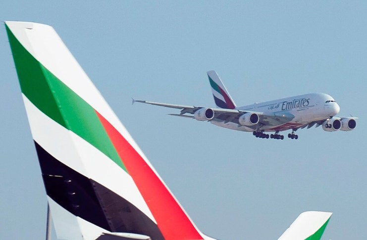 Un avión jumbo Airbus A380 de Emirates aterriza en el Aeropuerto Internacional de Dubái, el 9 de septiembre de 2022. (Foto AP/Jon Gambrell, Archivo)