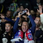 Kylian Mbappé celebra con sus compañeros del Paris Saint-Germain el título de la liga francesa, el domingo 12 de mayo de 2024, en París. (AP Foto/Christophe Ena)