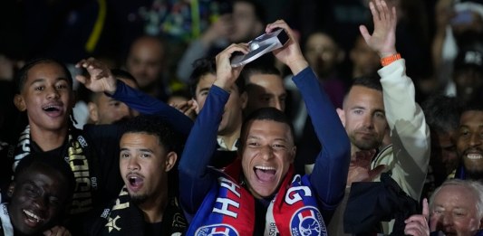 Kylian Mbappé celebra con sus compañeros del Paris Saint-Germain el título de la liga francesa, el domingo 12 de mayo de 2024, en París. (AP Foto/Christophe Ena)