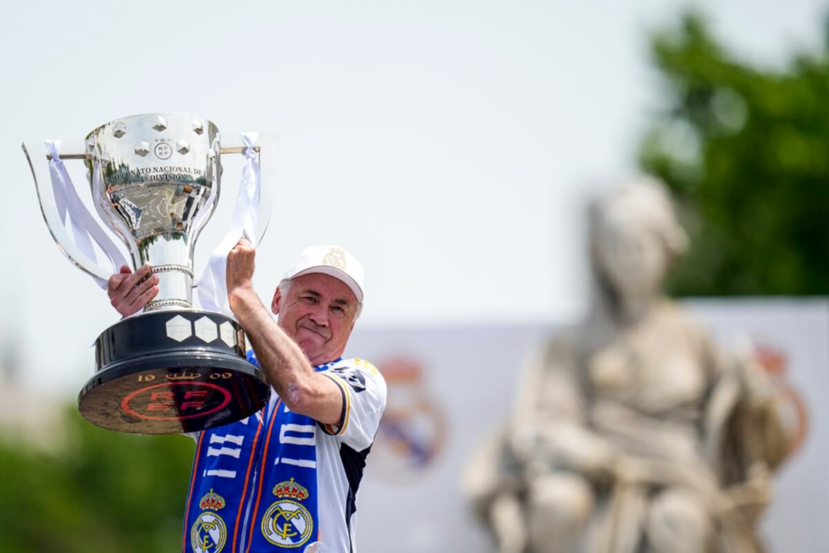 El técnico del Real Madrid Carlo Ancelotti alza el trofeo de campeón de la Liga de España, el domingo 12 de mayo de 2024, en Madrid. (AP Foto/Manu Fernández)