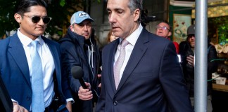 Michael Cohen sale de un edificio de apartamentos en camino al tribunal penal de Manhattan, el lunes 13 de mayo de 2024, en Nueva York. (AP Foto/Julia Nikhinson)