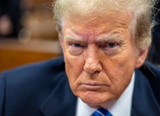 El expresidente Donald Trump se sienta en el Tribunal Penal de Manhattan. (Mark Peterson/New York Magazine vía AP, Pool)