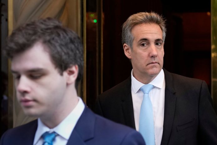 Michael Cohen sale de su edificio de apartamentos en Nueva York. (Foto AP/Seth Wenig)