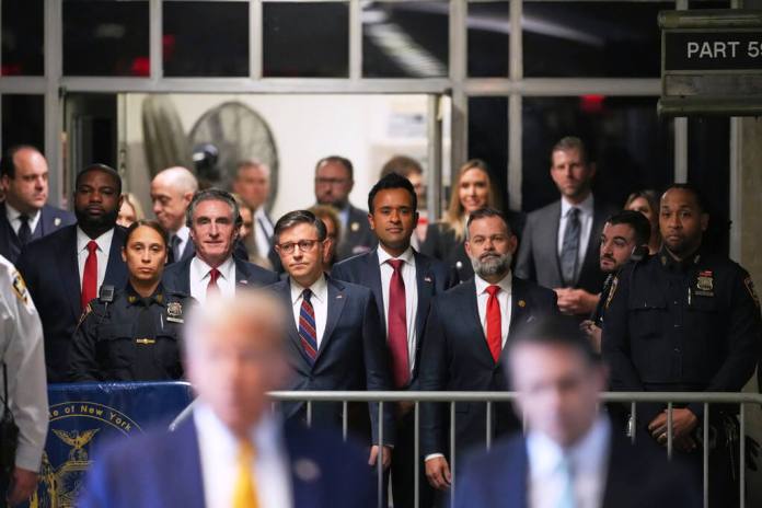 El gobernador de Dakota del Norte, Doug Burgum, Mike Johnson, y el empresario Vivek Ramaswamy. (Curtis Medios/Foto Pool vía AP)