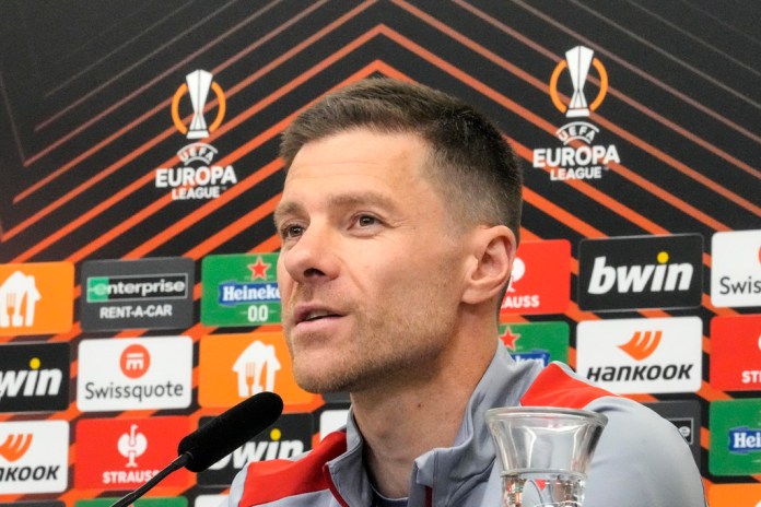 El entrenador del Leverkusen, Xabi Alonso, habla con los medios en una conferencia de prensa en un día de prensa del Bayer Leverkusen en Leverkusen, Alemania, el miércoles 15 de mayo de 2024. 