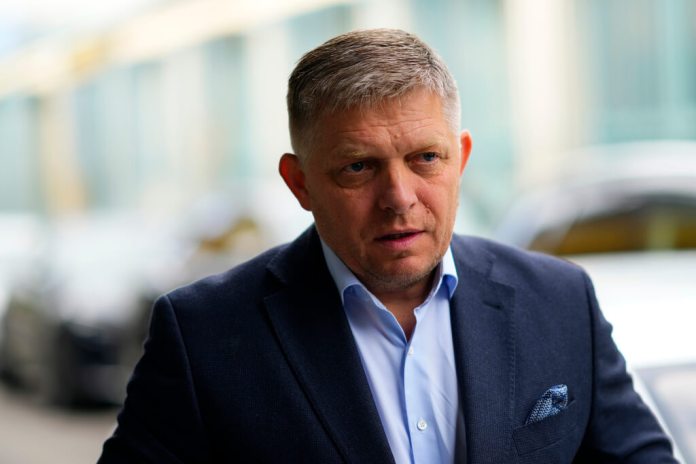 Robert Fico, llega a la sede de su partido en Bratislava, Eslovaquia. (Foto AP/Petr David Josek, archivo)