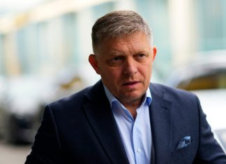 Robert Fico, llega a la sede de su partido en Bratislava, Eslovaquia. (Foto AP/Petr David Josek, archivo)