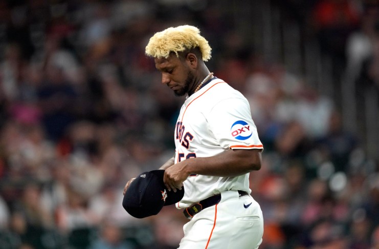 Ronel Blanco de los Astros de Houston tras ser expulsados por usar una sustancia ilegal en el juego ante los Atléticos de Oakland, el martes 14 de mayo de 2024, en Houston. Foto: AP/David J. Phillip