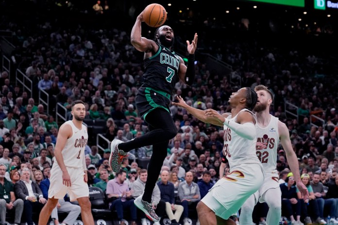 El base de los Boston Celtics, Jaylen Brown (7), conduce hacia la canasta contra los Cleveland miércoles 15 de mayo de 2024, en Boston. Los Celtics avanzaron a la final de la Conferencia Este (Foto AP/Charles Krupa)