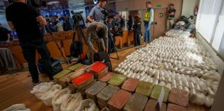 Las autoridades exhiben parte del decomiso de 1,8 toneladas de metanfetaminas del cártel mexicano de Sinaloa, en Madrid, España, el jueves 16 de mayo de 2024. (AP Foto/Manu Fernandez)