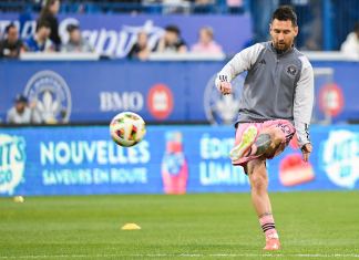 Lionel Messi calienta previo al partido de la MLS ante Montreal. (Graham Hughes/The Canadian Press vía AP)