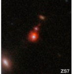 En esta imagen publicada por la NASA aparece el sistema de galaxias ZS7, que revela la emisión de hidrógeno ionizado en naranja, y la emisión de oxígeno doblemente ionizado en rojo oscuro. Foto: ESA/Webb, NASA vía AP