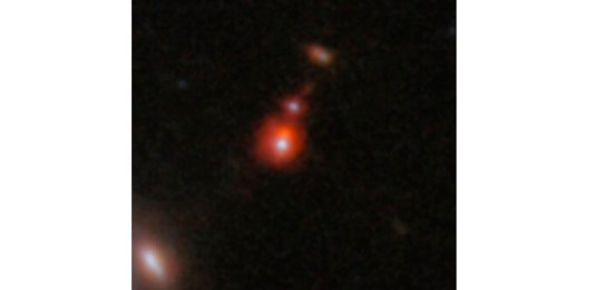 En esta imagen publicada por la NASA aparece el sistema de galaxias ZS7, que revela la emisión de hidrógeno ionizado en naranja, y la emisión de oxígeno doblemente ionizado en rojo oscuro. Foto: ESA/Webb, NASA vía AP