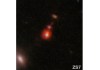 En esta imagen publicada por la NASA aparece el sistema de galaxias ZS7, que revela la emisión de hidrógeno ionizado en naranja, y la emisión de oxígeno doblemente ionizado en rojo oscuro. Foto: ESA/Webb, NASA vía AP
