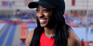 La gimnasta estadounidense Simone Byles sonríe durante una entrevista tras un entrenamiento en Katy, Texas, el lunes 5 de febrero de 2024 (AP Foto/Michael Wyke)
