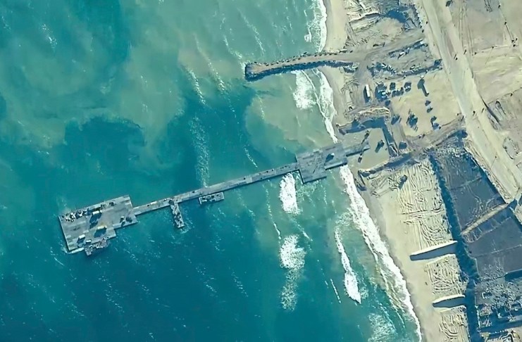 Esta imagen, distribuida por el Comando Central de Estados Unidos, muestra a soldados de su 7ma Brigada de Transporte, a marinos del Batallón Anfibio de Construcción 1 y a efectivos de las Fuerzas de Defensa de Israel, instalando el muelle Trident en la costa de la Franja de Gaza, el 16 de mayo de 2024. (Comando Central de Estados Unidos vía AP)
