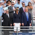El expresidente de EEUU Donald Trump, acompañado por Melania Trump y el padre de ésta, Viktor Knavs, asisten a una ceremonia de graduación de su hijo Barron en la Academia Oxbridge el viernes 17 de mayo de 2024 en West Palm Beach, Floridaa. (AP Foto/Lynne Sladky)