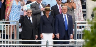 El expresidente de EEUU Donald Trump, acompañado por Melania Trump y el padre de ésta, Viktor Knavs, asisten a una ceremonia de graduación de su hijo Barron en la Academia Oxbridge el viernes 17 de mayo de 2024 en West Palm Beach, Floridaa. (AP Foto/Lynne Sladky)