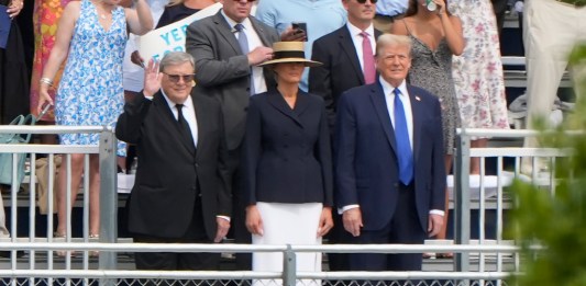 El expresidente de EEUU Donald Trump, acompañado por Melania Trump y el padre de ésta, Viktor Knavs, asisten a una ceremonia de graduación de su hijo Barron en la Academia Oxbridge el viernes 17 de mayo de 2024 en West Palm Beach, Floridaa. (AP Foto/Lynne Sladky)