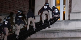 La policía entra para dispersar a los manifestantes propalestinos que habían invadido un edificio en la Universidad de Columbia en la ciudad de Nueva York, el 30 de abril de 2024. (Foto AP/Craig Ruttle)